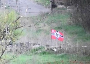 Нацистский флаг над украинскими позициями в Марьинке