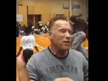 Неизвестный ногой ударил Арнольда Шварценеггера в Африке