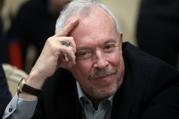 Никакой политики. Просто очень нужны деньги. Много.