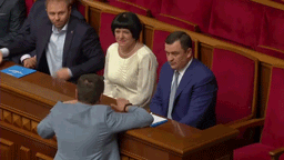 Глава Счётной палаты Украины пытался скрыть от журналистов дорогие часы — видео