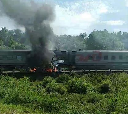 В Адыгее пассажирский поезд загорелся после столкновения с грузовиком