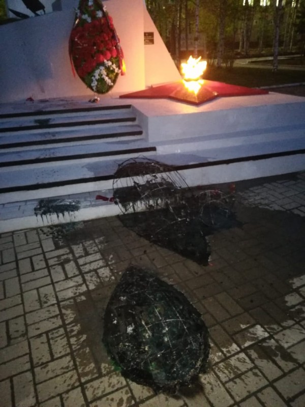 В Нефтеюганске подросток сжег венки у Вечного огня. Он не знает, зачем это сделал