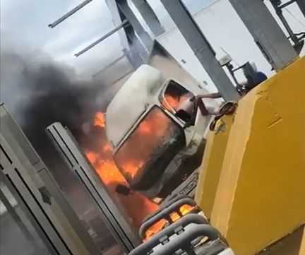 Грузовик вспыхнул, врезавшись в пункт оплаты проезда на трассе М-4 "Дон"