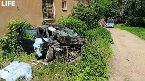 Автомобиль врезался в жилой дом в Иванове, есть погибшие