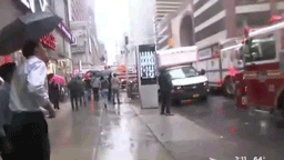 В центре Нью-Йорка вертолет врезался в небоскреб