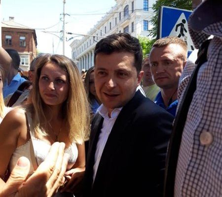 Владимир Зеленский приехал в Мариуполь на украинские торжества по случаю 5-летия захвата города