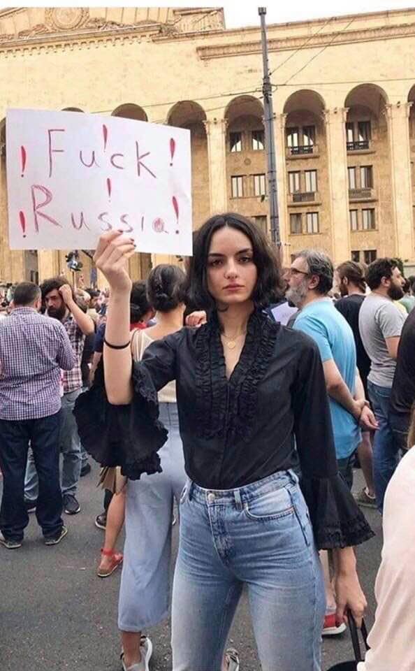 Блогерша из Грузии ополчила против себя соцсети, пытаясь на фото унизить Россию