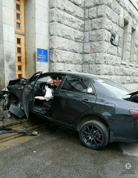 В здание горсовета Харькова врезалась машина