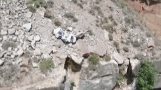 В Китае водитель сорвался со 150-метровой скалы и смог выжить — видео