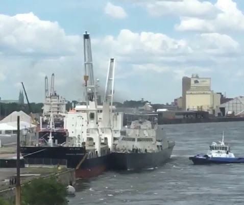 Новый боевой корабль ВМС США врезался в причальный канадский фрахтовщик в Монреале