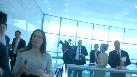 Опубликовано видео потасовки, в которой пострадала пресс-секретарь Трампа