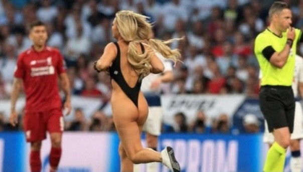 "Русский след" в финале Лиги чемпионов: Во время финала Лиги Чемпионов на поле выбежала полуголая фанатка