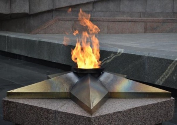 В Нефтеюганске подросток сжег венки у Вечного огня. Он не знает, зачем это сделал