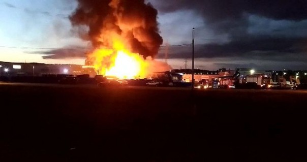 В Красноярске горел склад нефтепродуктов на площади 1 тысяча квадратных метров | Крупный пожар в Уфе: горит научно-производственное предприятие