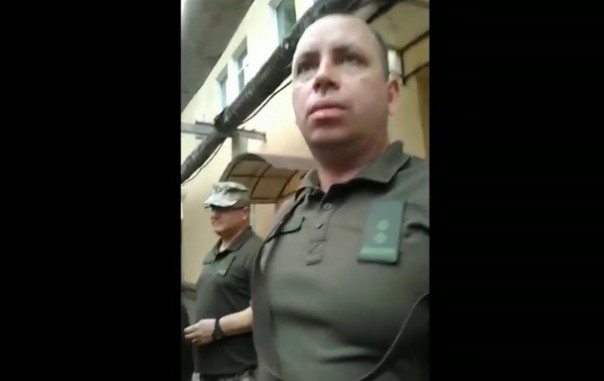 В Херсоне повестки в военкомат вручали на проходной завода (Видео)