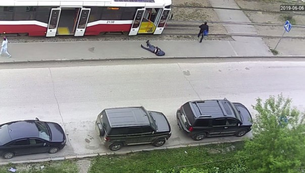 Новосибирца с инсультом вынесли из трамвая и бросили на асфальте