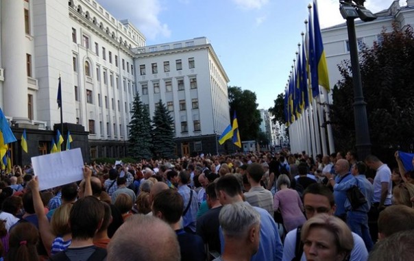 Под Администрацией президента произошли потасовки с полицией