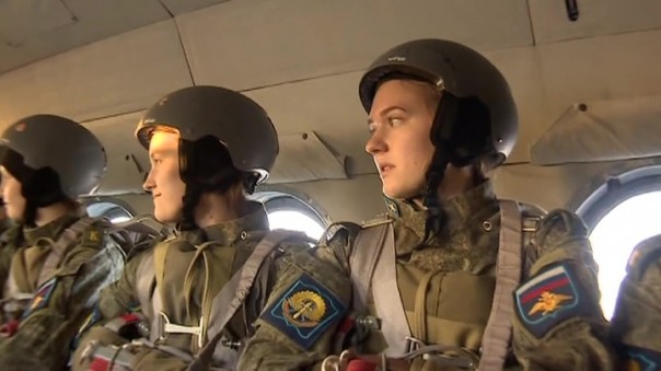 В Краснодаре девушки-курсанты совершили первые прыжки с парашютом