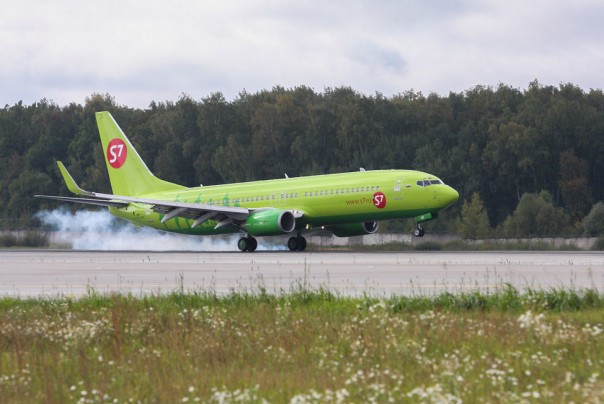 Самолёт S7 Airlines аварийно сел в Астрахани с отказавшим двигателем