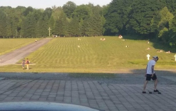 Жители Львова устроили "пляж" на могилах военных