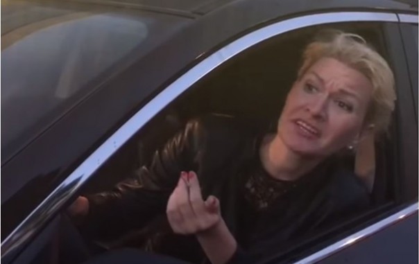 [18+]  «Иди на*уй, уродка!» – феерический спич соратницы Порошенко. В сети обсуждают видео с кандидатом в депутаты, матерящей полицейскую