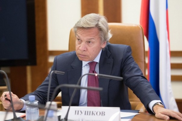 Пушков о бегущем через фонтан Зеленском: «Президент для хохм и увеселений»