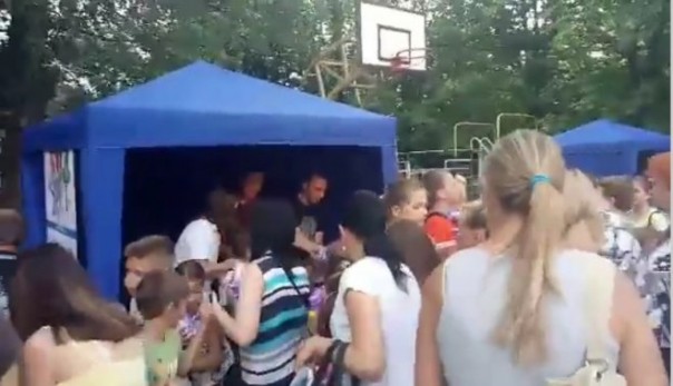 В Харькове произошла давка за бесплатным мороженым от замглавы облсовета