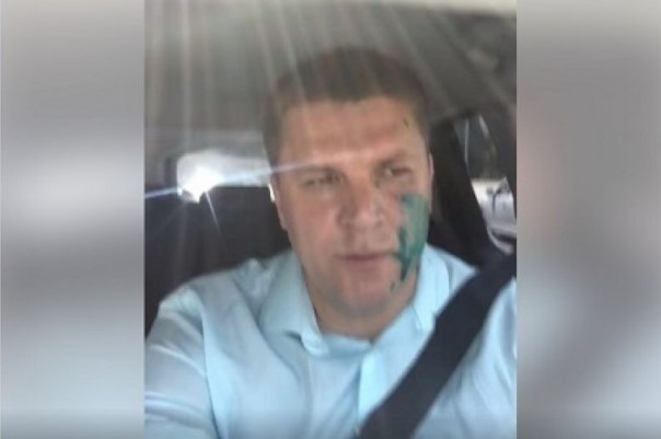 В Харькове во время возложения цветов к постаменту Жукова радикалы напали на экс-депутата-«сепаратиста» Андрея Лесика