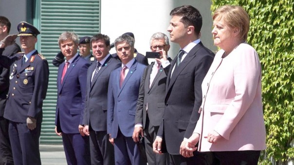 Зеленский объяснил, почему не помог Меркель, когда ей стало плохо