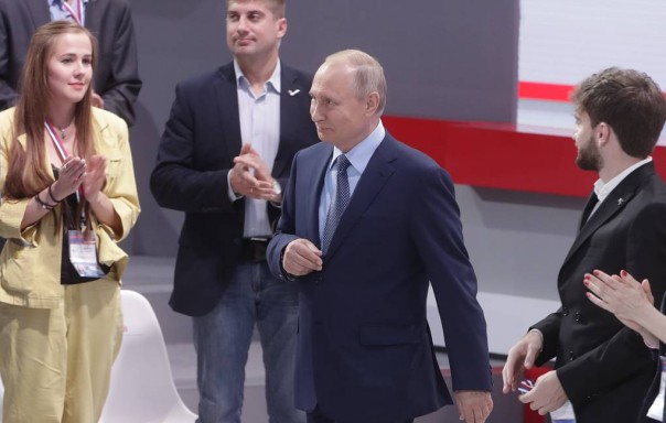 Владимир Путин сердечно поздравил выпускников с окончанием школы