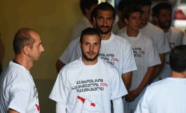 Грузинские футболисты вышли на поле в антироссийских майках