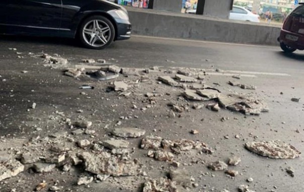 Новости страны уставших мостов. Кусок моста обвалился на машину в Киеве