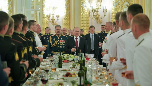 "Кинжал", "Сармат" и "Посейдон" должны быть в надежных, умелых руках. Путин встретился в Кремле с выпускниками военных вузов