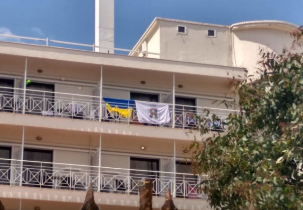 Выгнали не из-за флагов: туристы из РФ раскрыли причину выселения украинцев из отеля в Греции