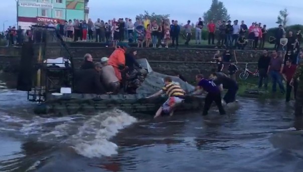 На реке Ока в Иркутской области прорвало дамбу | ЧП в Иркутской области: людей спасают из зоны затопления