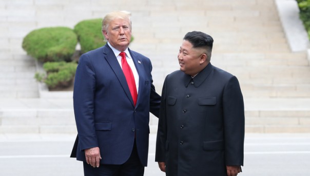 Встреча с Ким Чен Ыном. Трамп первым из президентов США ступил на территорию КНДР