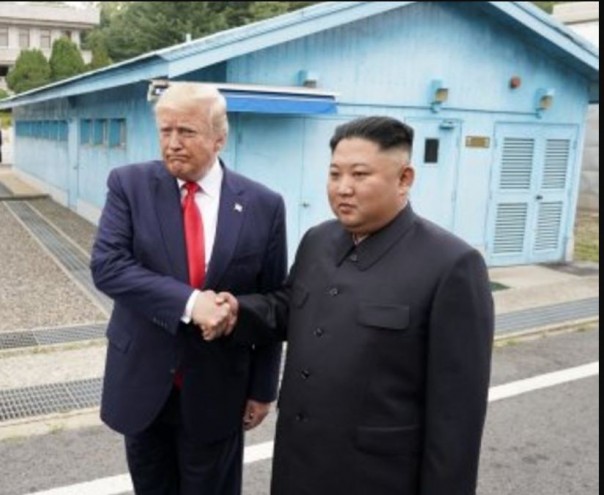 Эксперты прокомментировали «фотосессию»  Дональда Трампа и Ким Чен Ына