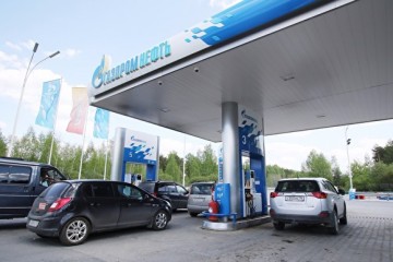 Россияне ездят заправлять автомобили в Казахстан, где на российских АЗС бензин дешевле почти в два раза