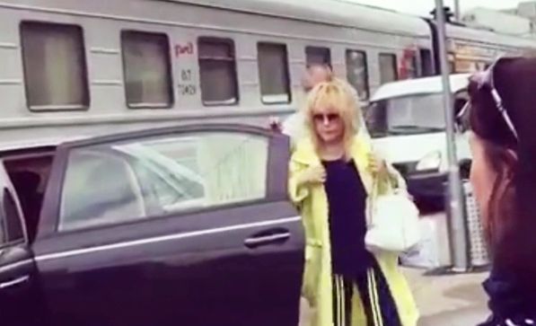 Лимузин Пугачевой на перроне Рижского вокзала возмутил пользователей Сети