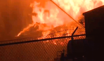 В Кентукки вторые сутки горит склад бурбона Jim Beam