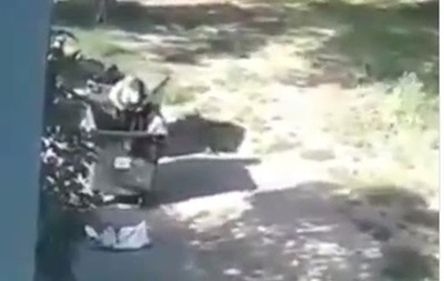 Женщина устроила примерочную в мусорном баке