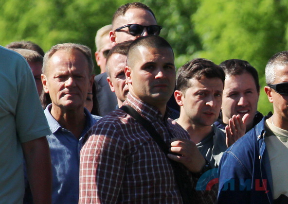 Зеленский и Туск пришли попиариться на разрушенный ВСУ мост у Станицы Луганской