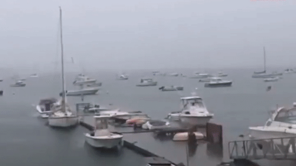 В США сняли на видео мощный удар молнии по яхте