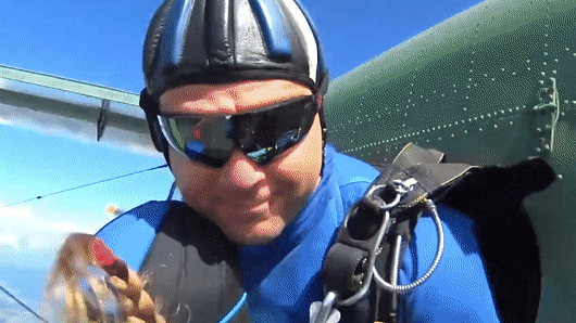 10-летняя россиянка стала самой юной экстремалкой, прыгнувшей с парашютом