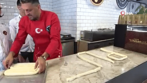 Турецкий кондитер-рекордсмен отправил пирог Путину в честь поставок С-400