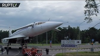 Ту-144 выкатили на улицы для отправки в Жуковский — видео с беспилотника