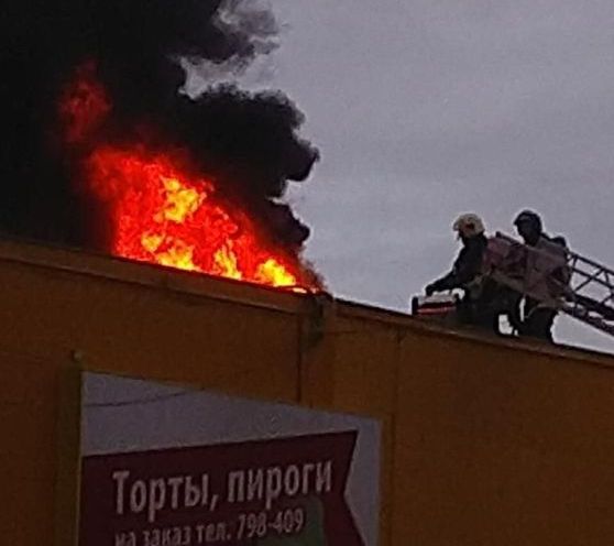 «Люди выбегали, огонь был внутри». В Петрозаводске загорелся гипермаркет «Сигма»