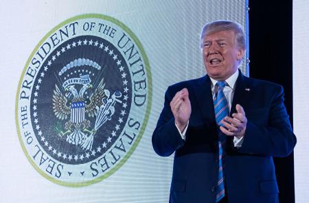 Трамп выступил на фоне измененного символа президента США с двуглавым орлом и с клюшками для гольфа