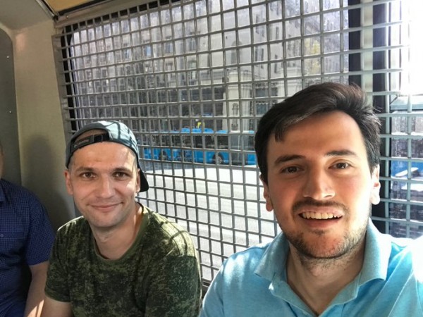 А в автозаках все счастливые!