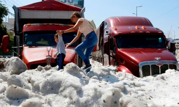 30-градусную Гвадалахуру завалило двухметровым слоем града. (Фото, видео)